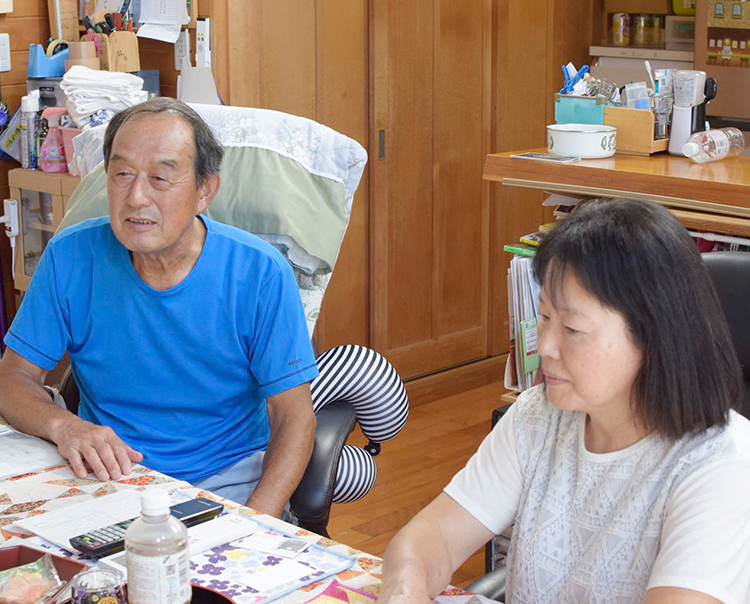 つゆの宿のオーナーである、土井正人さん（左）と恵津子さん（右）