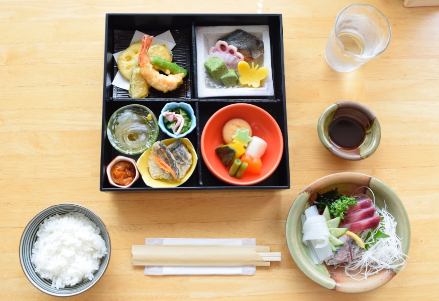 地元鮮魚店が作る夕食は、浜田で獲れた新鮮なお刺身が必ずついてくる。（二食付きプランに限る）